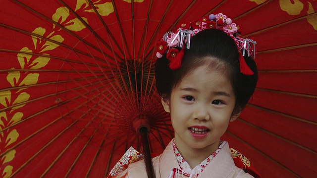 7岁女孩穿着和服/东京，东京，日本视频下载