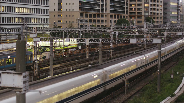 日本东京到东京的Tanmachi站，JR超级景观和nozomi n- 700子弹头列车在傍晚经过视频素材
