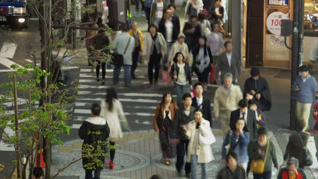 日本东京，西新宿的百货商店外挤满了人视频素材