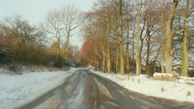 英国赫特福德郡圣奥尔本斯，汽车行驶在冰雪覆盖的道路上视频素材