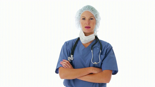 戴着外科口罩的女外科医生的肖像视频下载