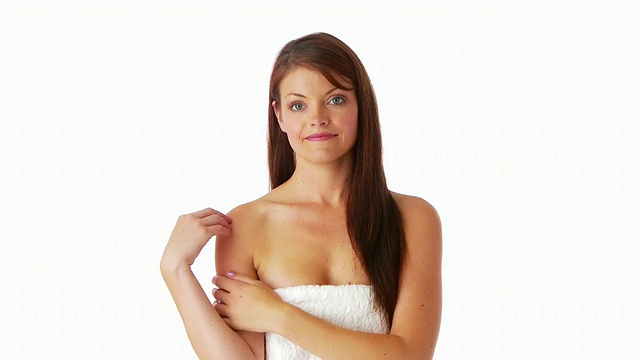 年轻貌美的女性，身上盖着白色的毛巾视频下载
