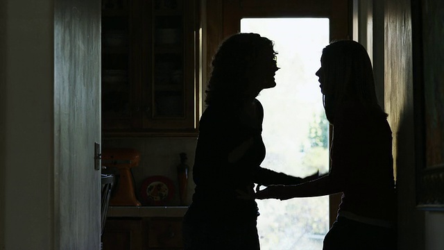 美国犹他州雪松山，一个母亲和一个十几岁(14-15岁)女儿在走廊里争吵的剪影视频下载