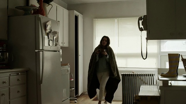 美国犹他州普罗沃，一名年轻女子裹着毯子进入厨房，从冰箱中取出牛奶视频素材