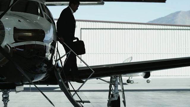 美国犹他州，一位商人走下私人飞机，与一位女商人握手视频素材