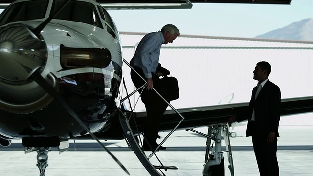 美国犹他州的一名商人走下私人飞机，与另一名商人握手视频素材