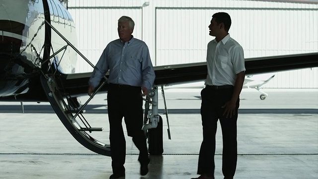 美国犹他州西班牙福克机场，男子向另一名男子展示私人飞机视频素材