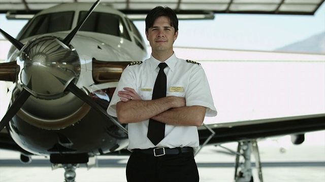 飞行员在飞机库里的肖像，背景是私人飞机/西班牙叉，犹他州，美国视频下载