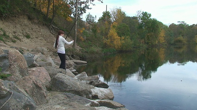 河边钓鱼的女孩视频下载