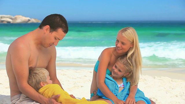 一对可爱的夫妇和孩子在海滩/开普敦，西开普敦，南非视频素材