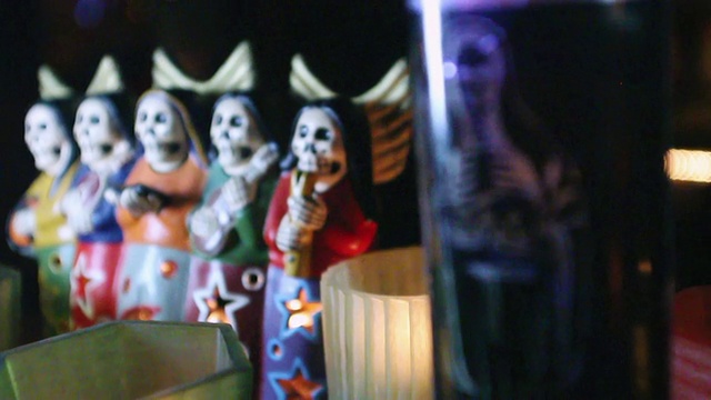 MS R/F蜡烛和骷髅雕像的静物/杰克逊维尔海滩，佛罗里达视频下载