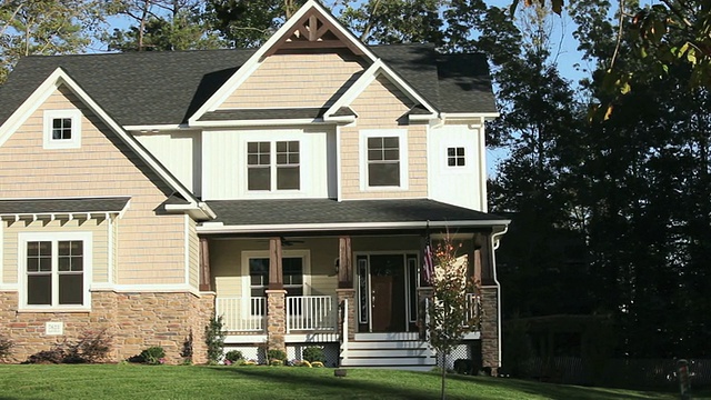 大型郊区住宅的MS PAN立面/昆顿，弗吉尼亚，美国视频素材