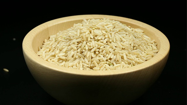 米粒掉进木碗里视频素材