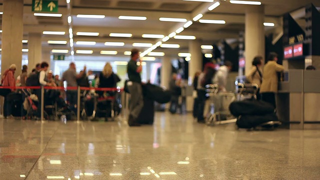 旅客在机场登记大厅的拥挤时间流逝视频素材