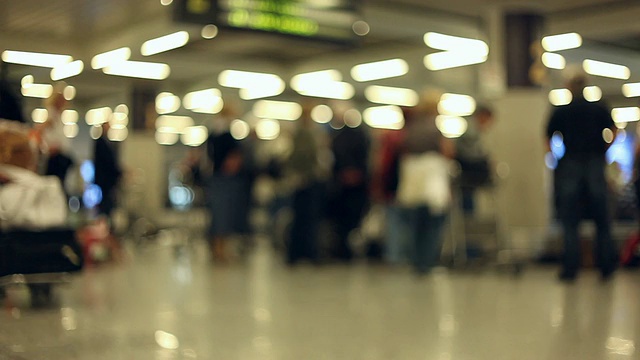 在机场，人们带着行李视频素材