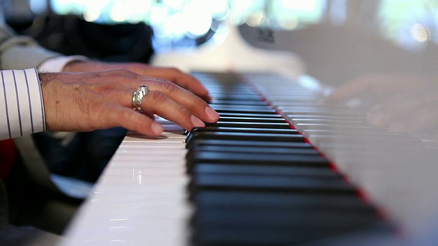弹钢琴的老人视频素材