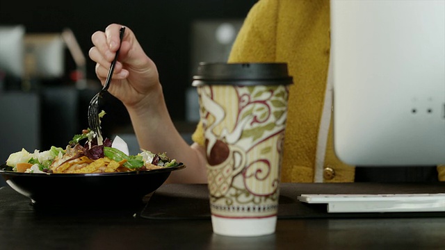 在美国犹他州普罗沃的办公室里，一名年轻女子正在吃沙拉视频下载