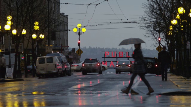 黄昏街道上的交通，派克市场的霓虹灯背景/西雅图，华盛顿，美国视频下载
