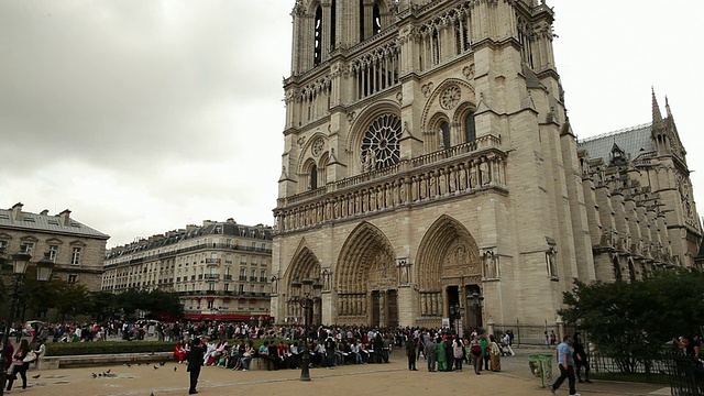 游客在法国巴黎圣母院前视频素材