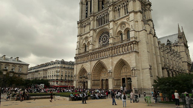 游客在法国巴黎圣母院前视频素材