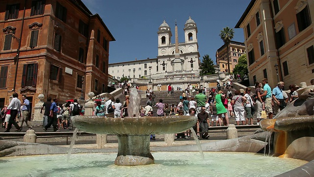 游客在西班牙台阶/意大利罗马视频素材