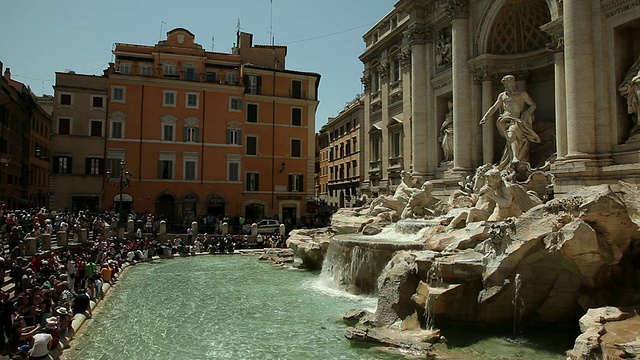 游客在特莱维喷泉/意大利罗马视频素材