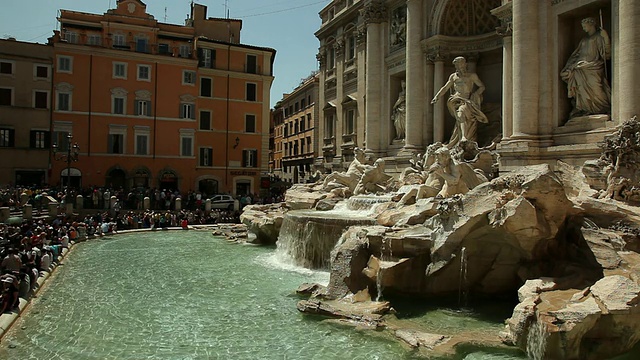 游客在特莱维喷泉/意大利罗马视频素材