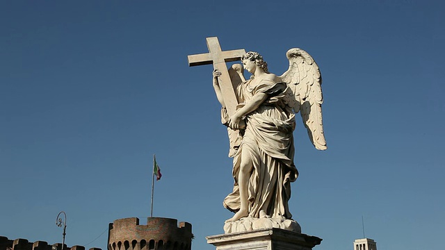 意大利罗马，圣天使桥上通向圣天使堡的十字雕像视频下载