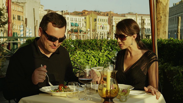 一对夫妇在威尼托威尼斯的户外餐厅给对方喂食视频下载