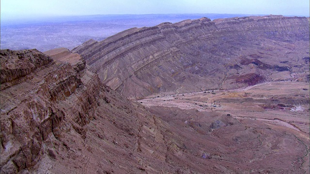 沙漠/内盖夫，以色列makhtesh katan鸟瞰图视频下载