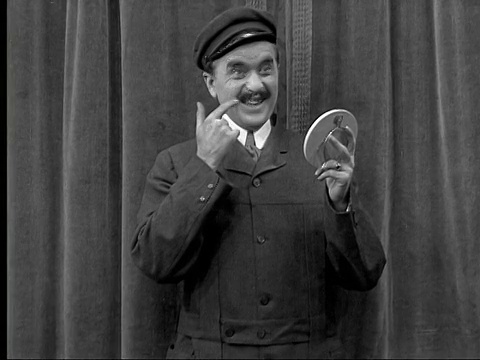 B/W, MS，在手镜中捻胡子的男人，1924年视频素材
