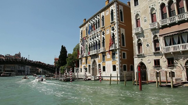 意大利威尼斯大运河上的船只驶过建筑物视频素材