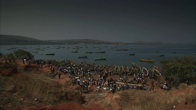坦桑尼亚基戈马坦噶尼喀湖畔的人们和渔船视频下载