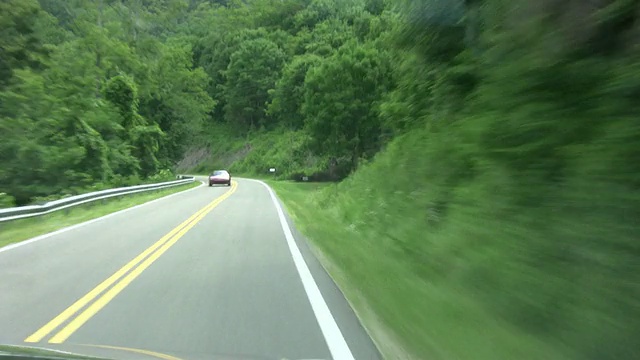 在乡村公路上开车上山的时间流逝视频下载