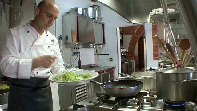 MS Chef在意大利托斯卡纳的Montepulciano平底锅中添加食材视频素材