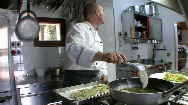 MS Chef从炉子上取菜/意大利托斯卡纳Montepulciano视频素材