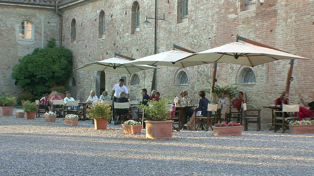 WS PAN露天咖啡厅，位于意大利托斯卡纳的Palaia城堡庭院视频下载