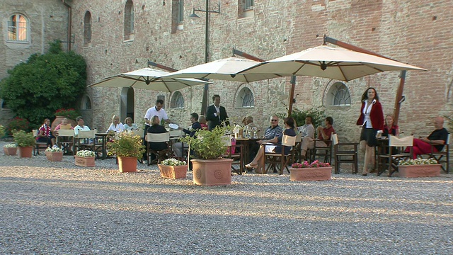 MS露天咖啡厅在城堡庭院/ Palaia，意大利托斯卡纳视频下载