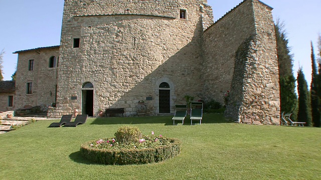 从意大利托斯卡纳基安蒂的草坪/盖奥莱观看托斯卡纳城堡视频素材