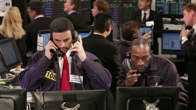 忙碌的股票经纪人在证券交易所通过电话进行交流视频下载