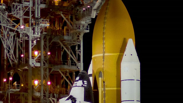 夜间，美国佛罗里达州卡纳维拉尔角，哥伦比亚大学航天飞机在发射台上视频素材