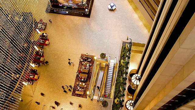 在美国加利福尼亚州的旧金山，人们在繁忙的酒店大厅中行走和乘坐电梯视频素材