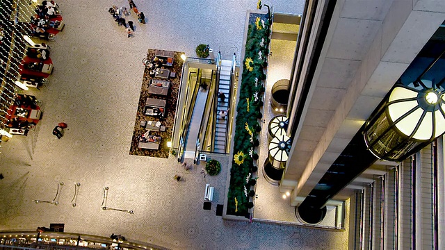 在美国加利福尼亚州的旧金山，人们在繁忙的酒店大厅中行走或乘坐电梯视频素材