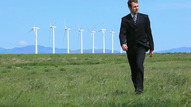 商人带着风力涡轮机走路视频素材