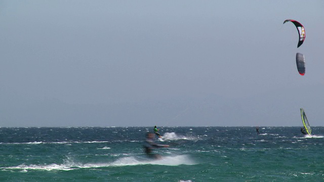 风筝冲浪在海浪/帕罗斯岛，基克拉德，希腊视频下载