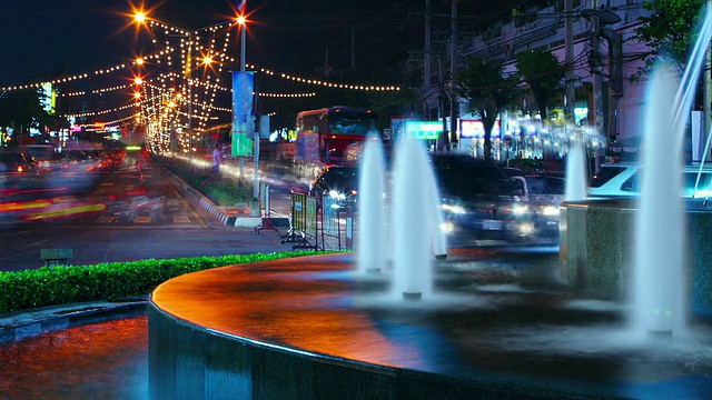 夜间交通和喷泉视频素材