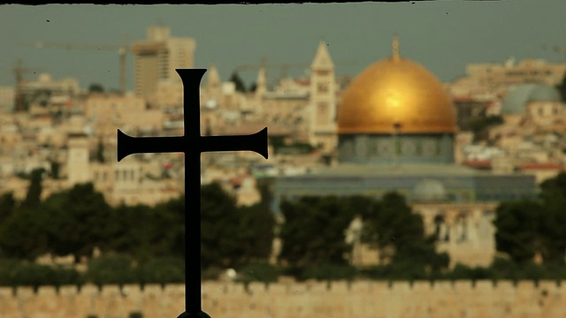 基督教十字架与穆斯林圆顶的岩石在背景视频下载