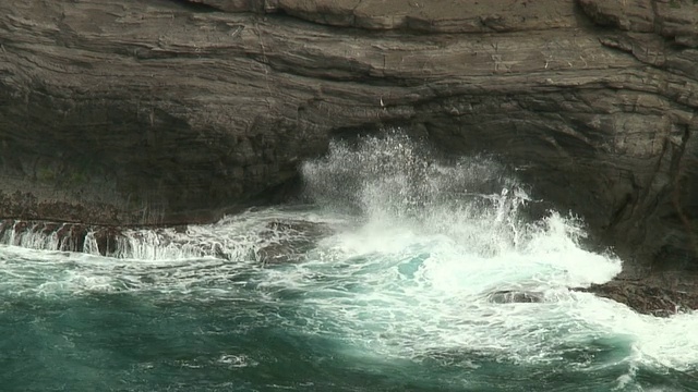 (HD1080i)自然的力量:风暴波在岩石上穿洞视频下载