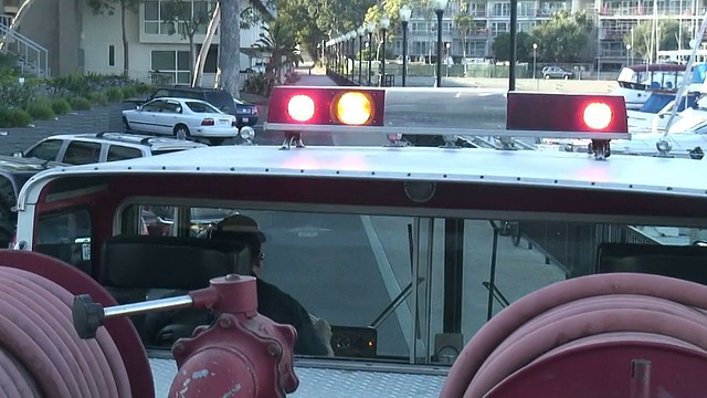 (HD1080i)紧急:从消防车顶部，警报器，灯视频素材