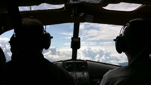 驾驶舱视图水上飞机飞进云视频下载